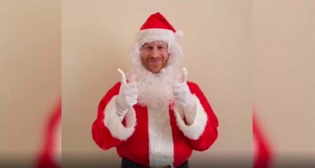 El príncipe Harry se disfraza de Papá Noel