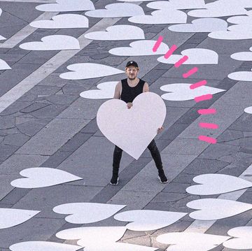 piazza duomo invasa da un grande cuore bianco totally riciclato e riciclabile, così angelo cruciani crea l'installazione da sogno per milano pride digitale 2020