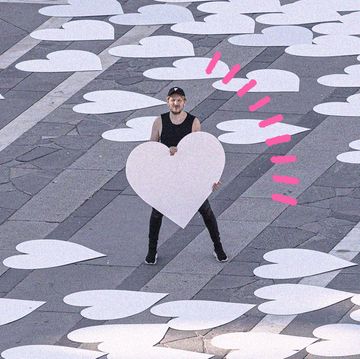 piazza duomo invasa da un grande cuore bianco totally riciclato e riciclabile, così angelo cruciani crea l'installazione da sogno per milano pride digitale 2020