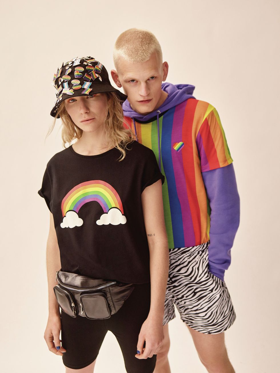 Le tendenze moda estate 2019 hanno un'impennata verso i colori arcobaleno, righe spesse e vistose su ogni capo cult del guardaroba, dalle t-shirt rainbow ai costumi, passando per le sneakers: it's Pride Month.
