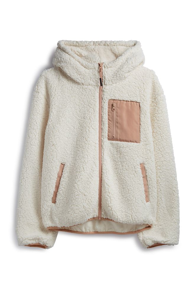 La tendenza moda autunno inverno 2019 si apre con una felpa speciale da indossare come giacca di inizio stagione, è la giacca di pile utility e oversize.