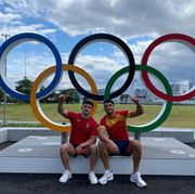 rafa mir y nicolau mir posan en la villa olímpica de tokio 2020