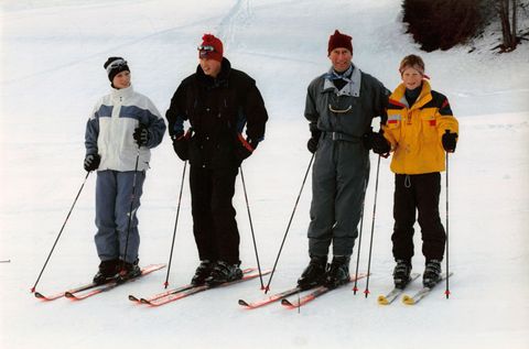 le prince charles faisant du ski en suisse