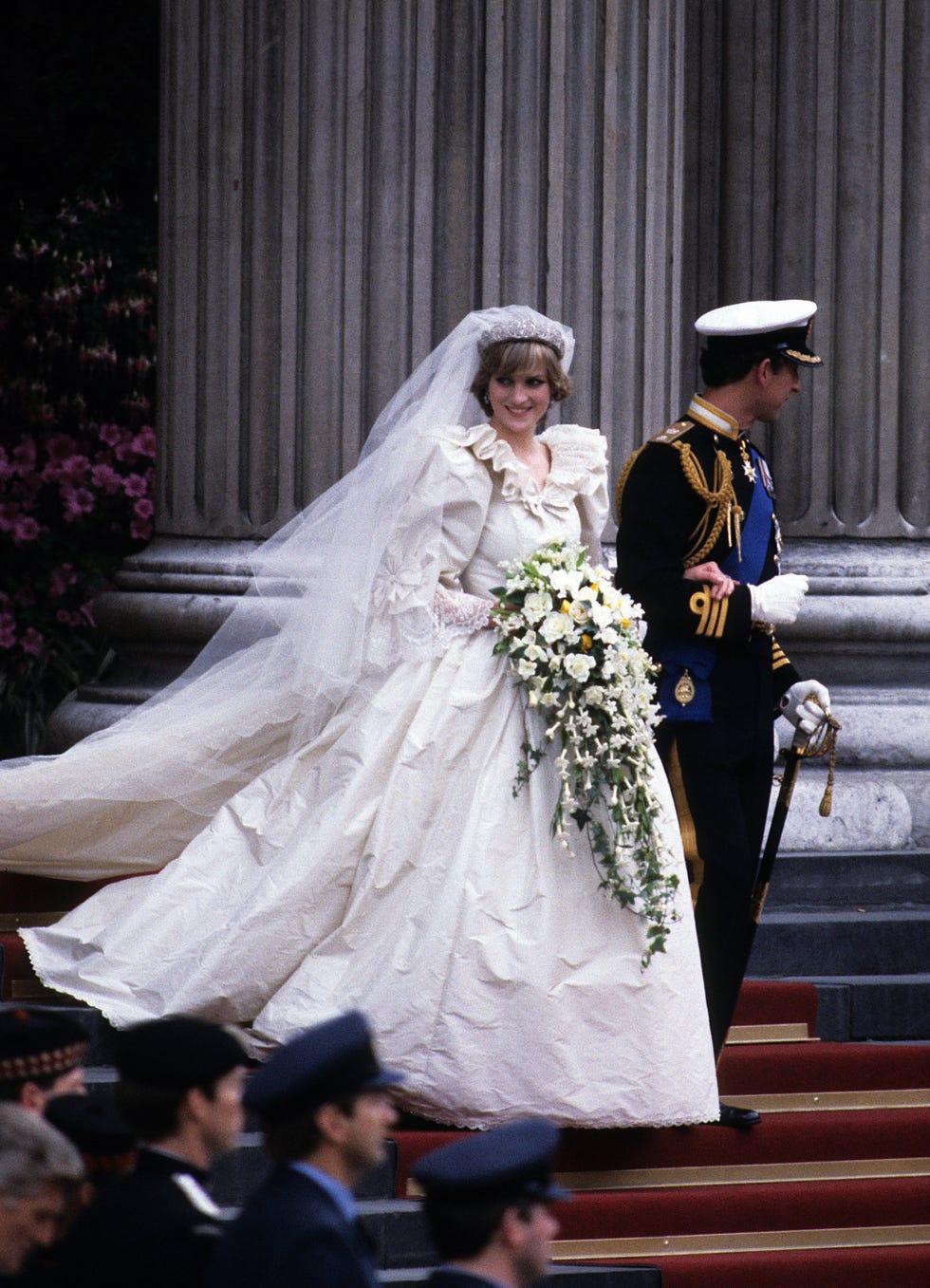 ダイアナ元妃のウエディングドレスのすべて:ドレスが80年代を ダイアナ元妃のウエディングドレスのすべて:ドレスが80年代を