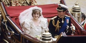 1981年7月29日にロンドンのセント・ポール大聖堂で行われた、ダイアナ妃とチャールズ皇太子との結婚式。美しいダイアナ妃のウェディングドレス姿は、﻿40年経った今でも、多くの人の記憶に鮮明に焼き付いているはず。﻿
そんなダイアナ妃のウェディングドレスについての制作秘話を、デザイナーが告白。