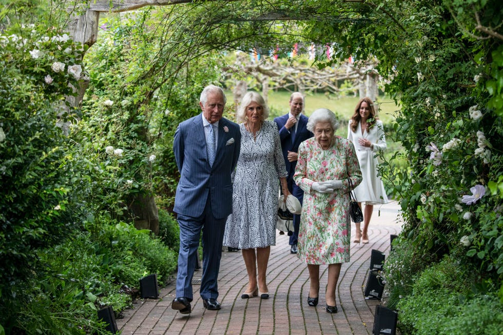 carlos de inglaterra, camila e isabel ii