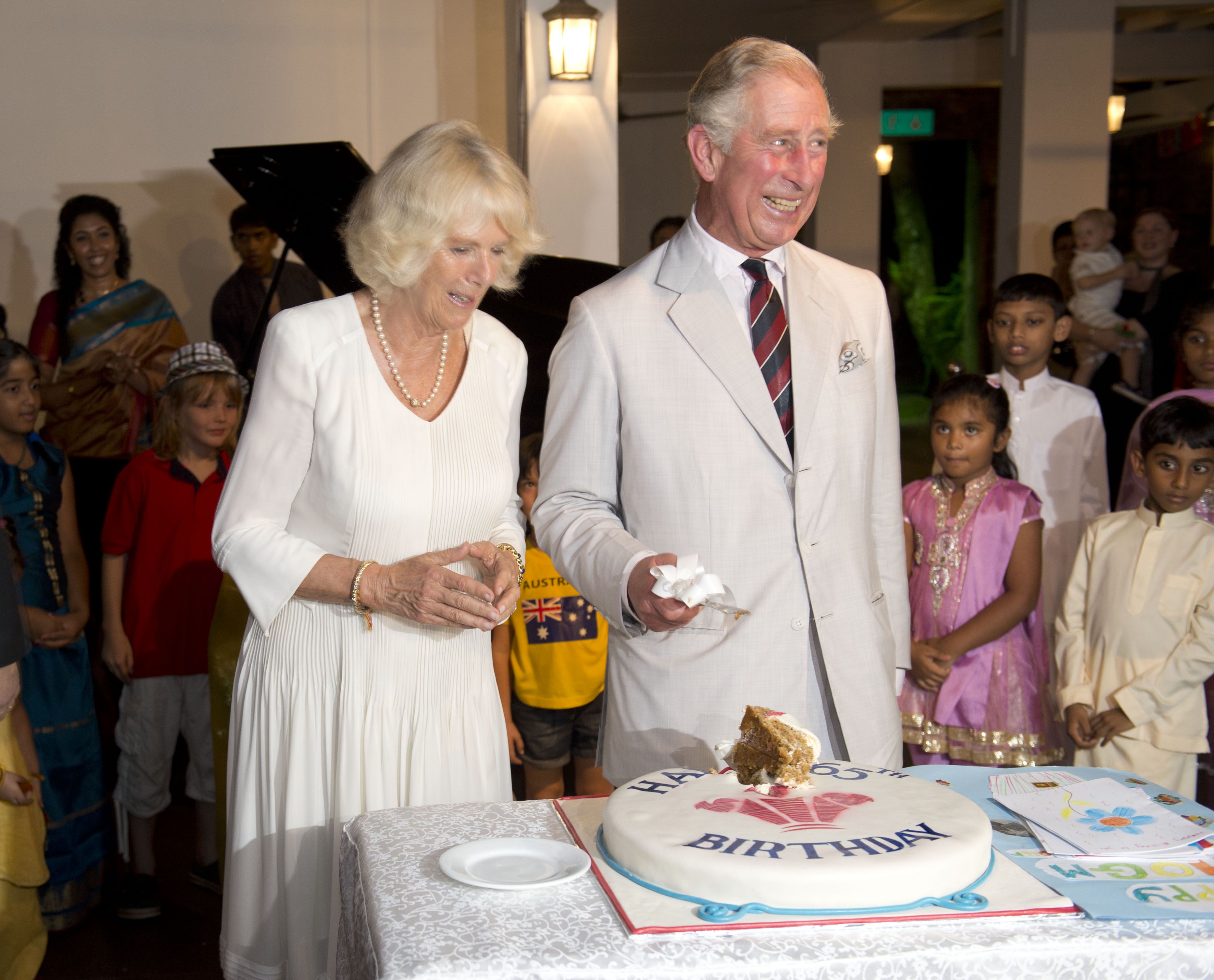 https://hips.hearstapps.com/hmg-prod/images/prince-charles-prince-of-wales-cuts-his-65th-birthday-cake-news-photo-1686671679.jpg