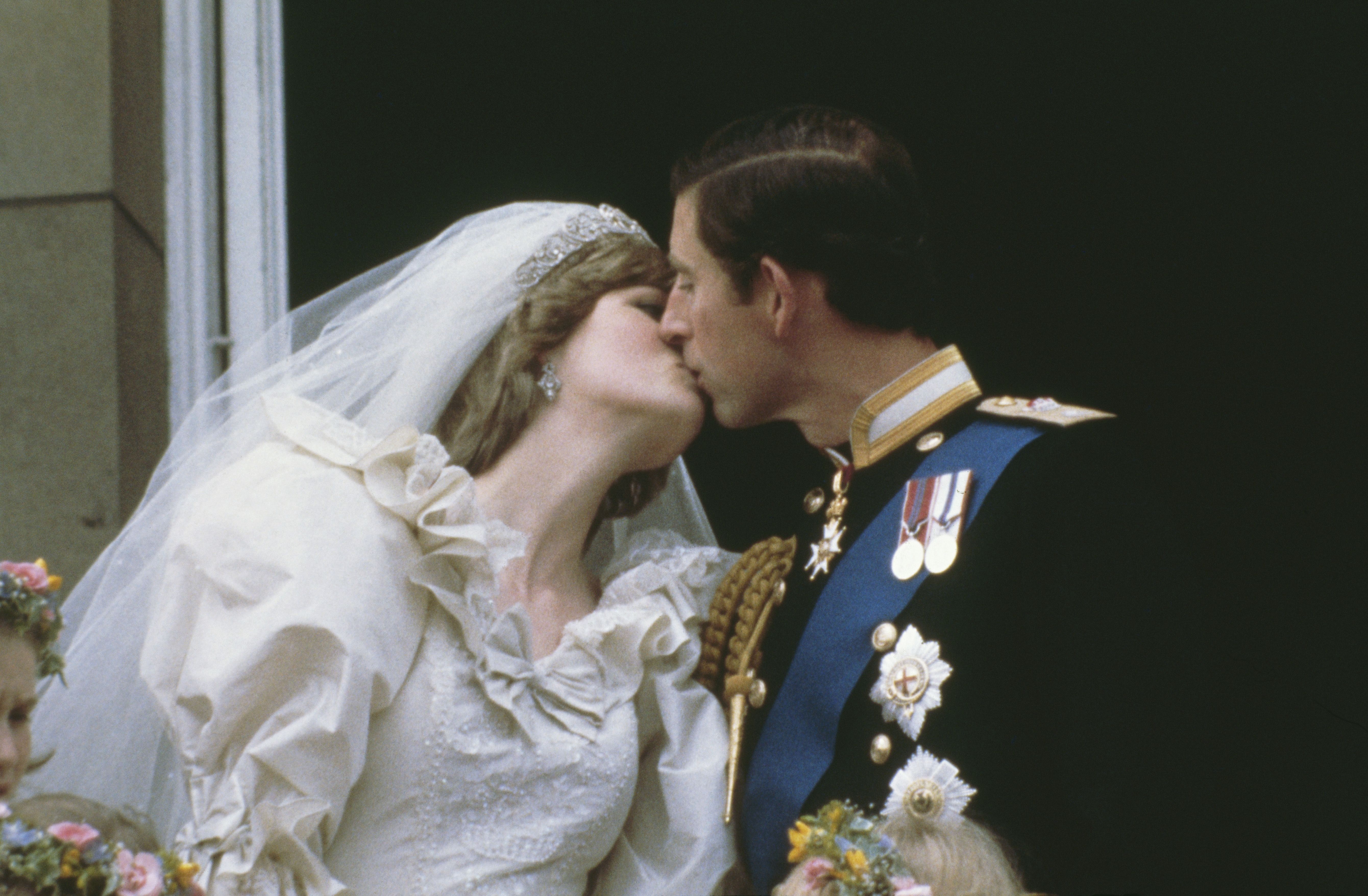 挙式の直前もカミラ夫人とデートのチャールズ皇太子。幸せに見えた