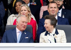 carlos iii de inglaterra con su hermana y su sobrino