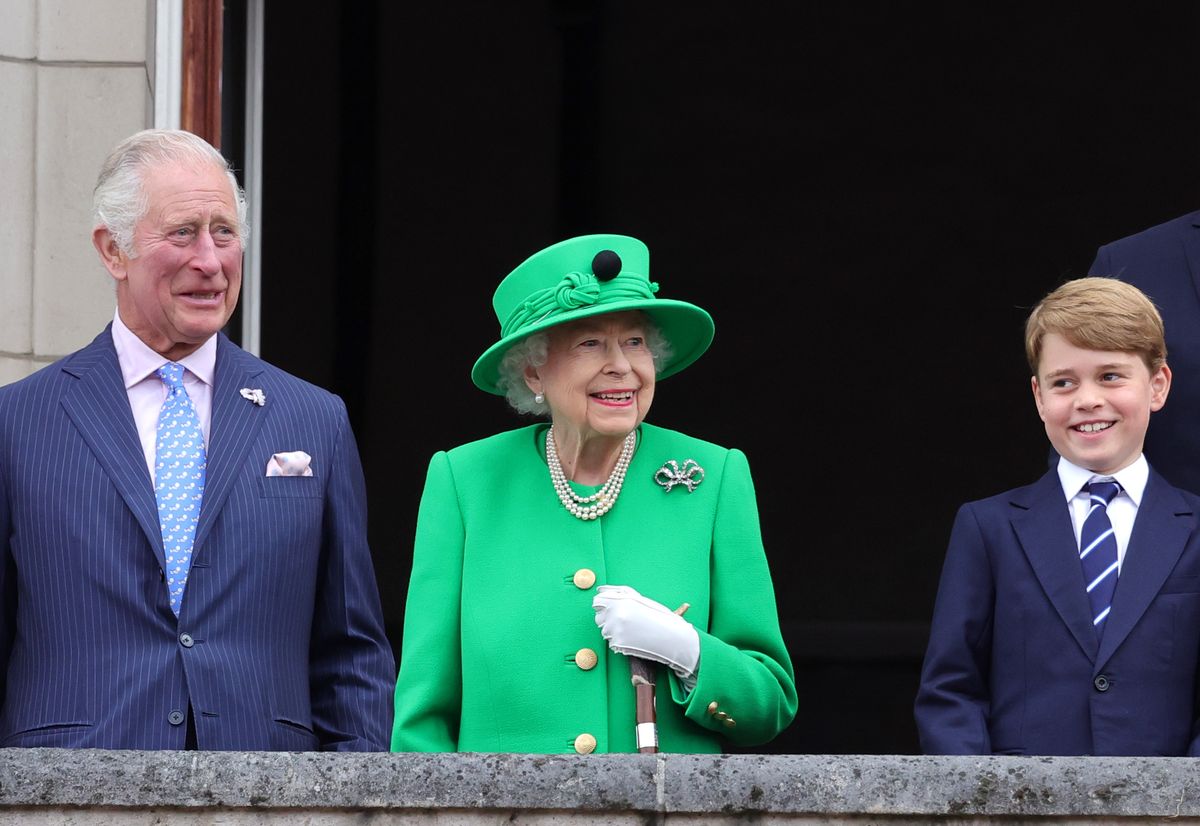 Queen Elizabeth Makes Surprise Appearance at Buckingham Palace in a Royal  Green Look
