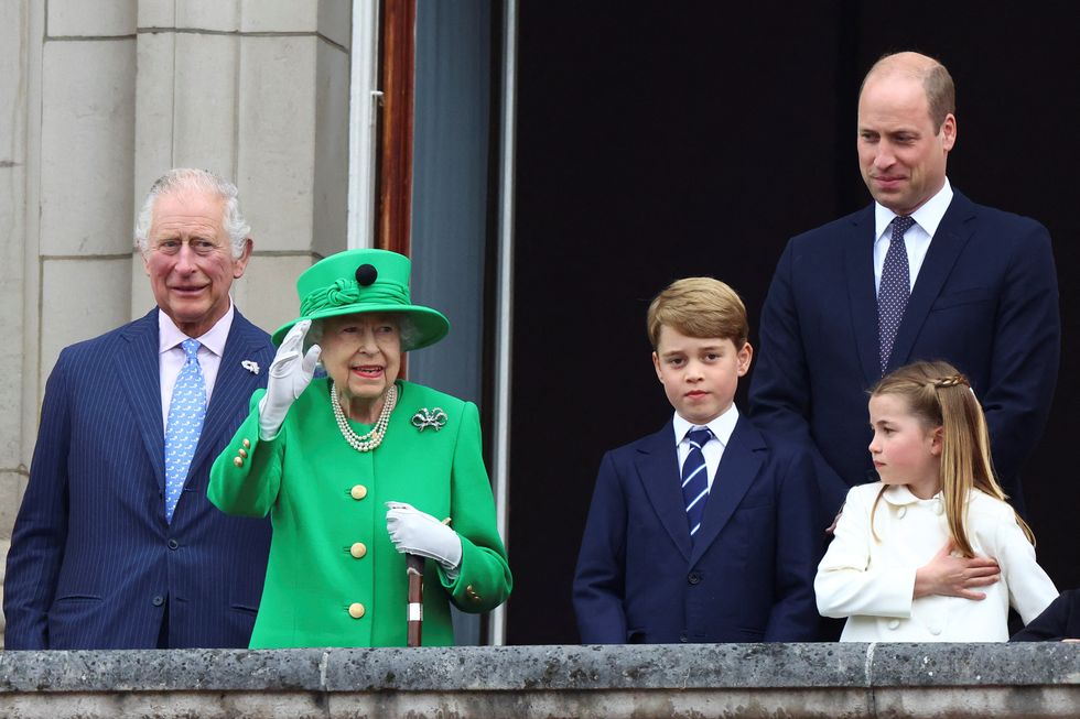 ﻿carlo, la regina eiisabetta e william con i figli george e charlotte nel 2022