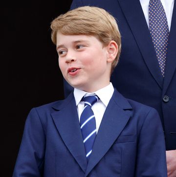5月6日に行われるチャールズ国王の戴冠式で、ウイリアム皇太子の長男、王位継承順位第2位のジョージ王子が、「ページ・オブ・オナー」を務めることが発表されました。「ページ」は、戴冠式での公式な役割のひとつ。儀式に臨む国王のローブの裾を、4人で運びます。9歳のジョージ王子は、ページたちのなかでは最年少となるそう。