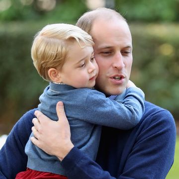 prins william en prins george knuffelen in een foto uit 2016