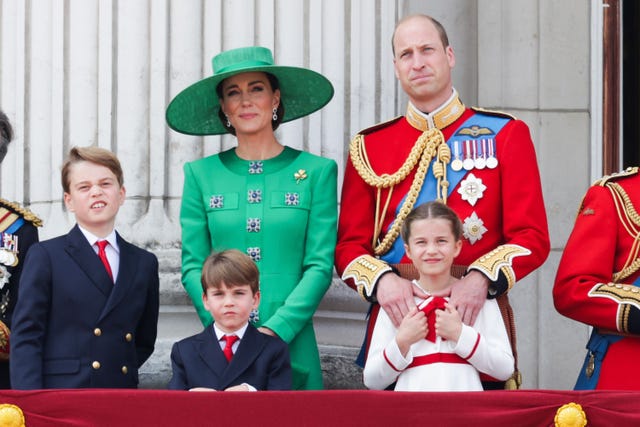 los principes de gales con sus 3 hijos