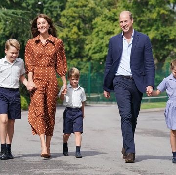 kate middelton en prins william wandelend met hun drie kinderen