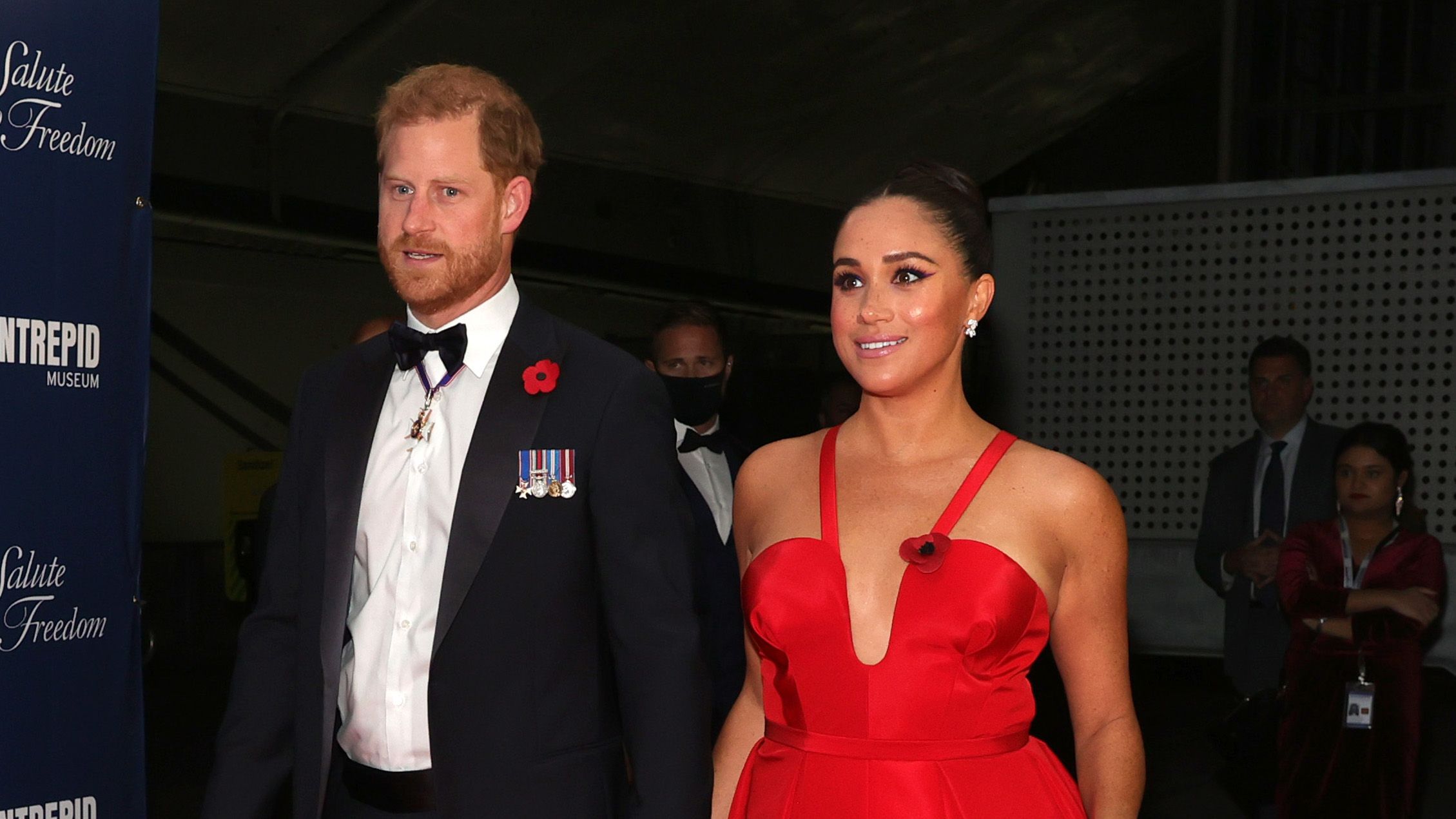 https://hips.hearstapps.com/hmg-prod/images/prince-harry-duke-of-sussex-and-meghan-duchess-of-sussex-news-photo-1636589722.jpg?crop=1xw:0.75907xh;center,top