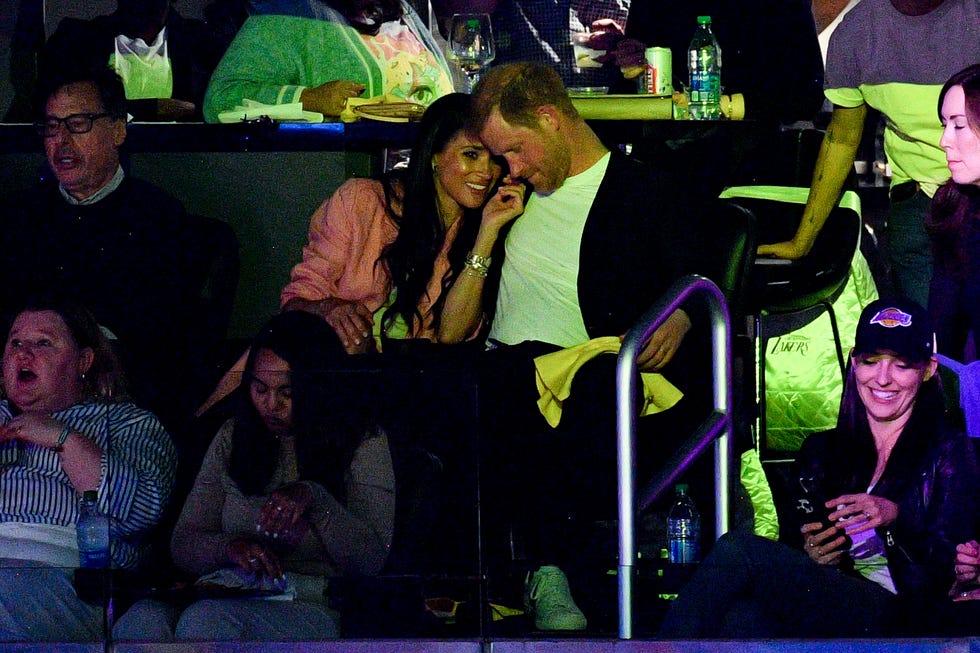 celebrities at the los angeles lakers game