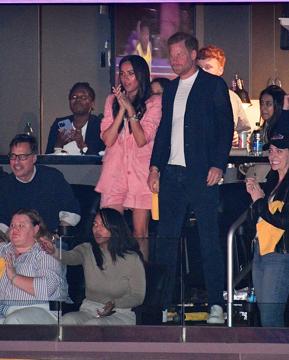 meghan markle and prince harry cat the los angeles lakers game