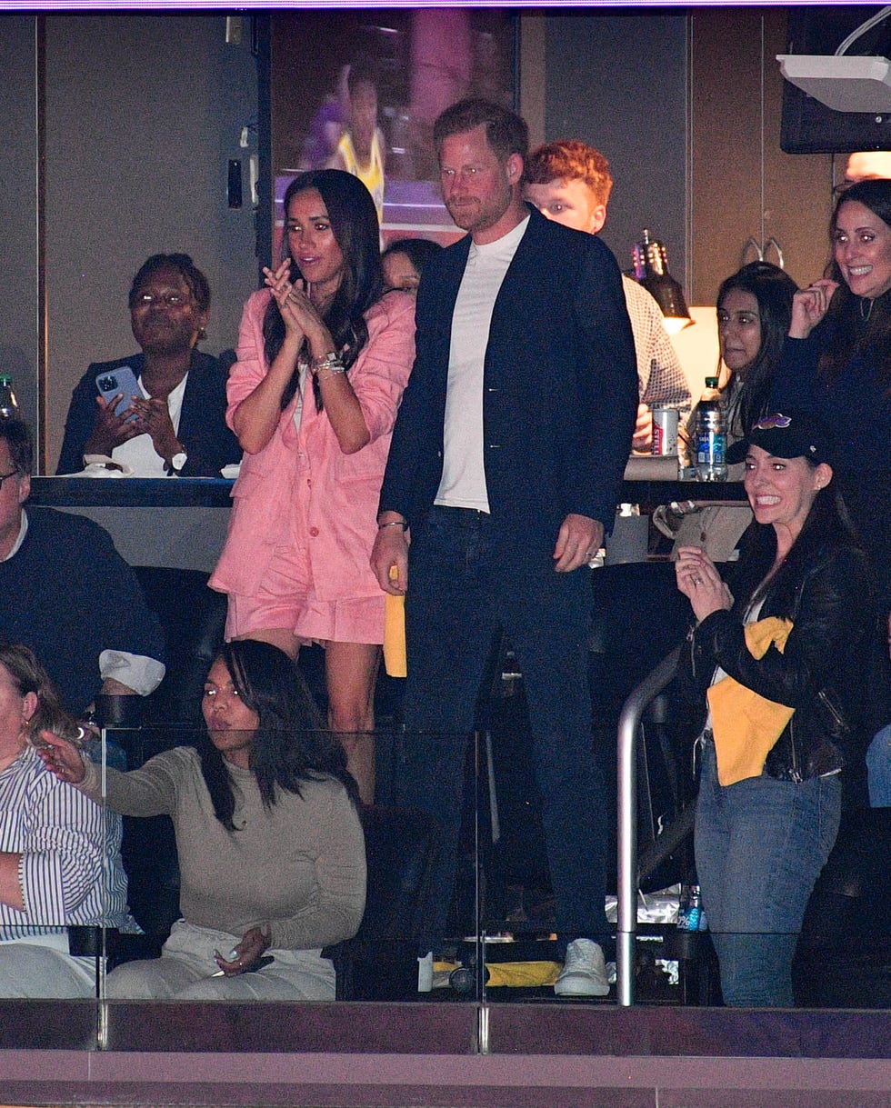 meghan markle and prince harry cat the los angeles lakers game