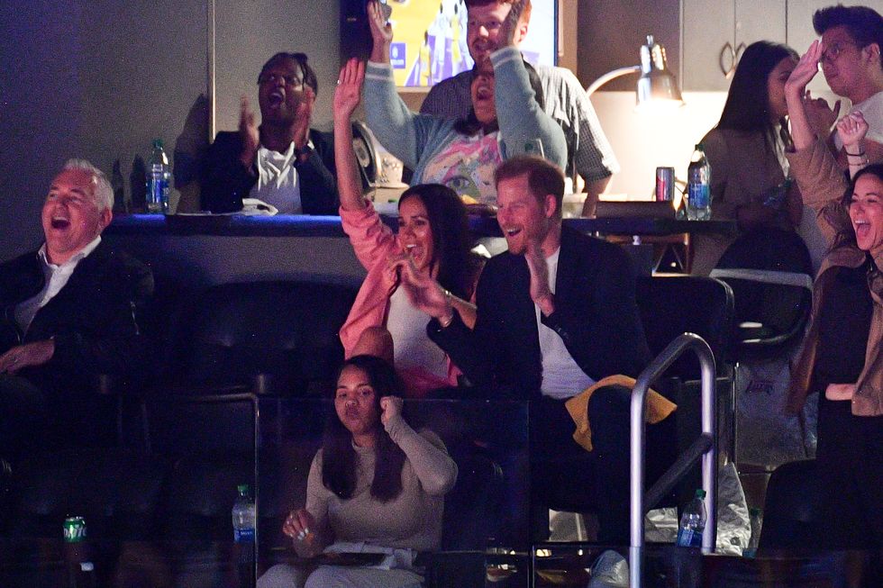 meghan markle and prince harry at the los angeles lakers game