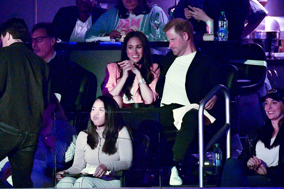 celebrities at the los angeles lakers game