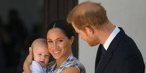 prins harry, meghan markle en baby archie gefotografeerd tijdens een bezoek aan zuid afrika