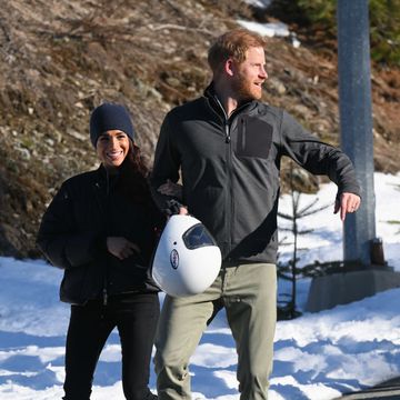 meghan markle en prins harry lopen buiten tijdens het invictus games vancouver whistlers 2025's one year to go winter trainingskamp