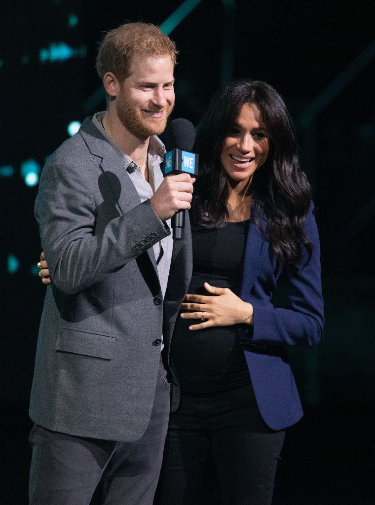 Meghan Markle ya luce ropa premamá en un look clásico pero divino