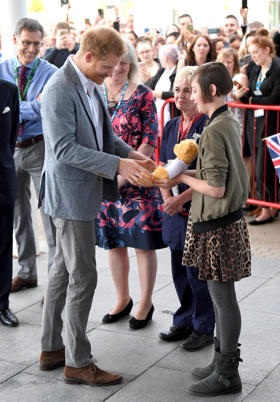Harry de Inglaterra visita un hospital infantil en Oxford