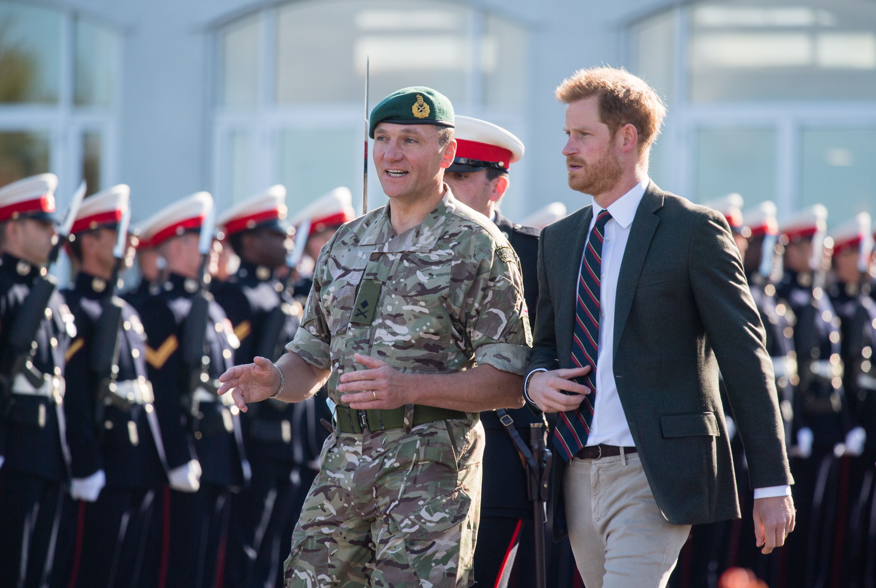 ヘンリー王子の英陸軍の元同僚たちが、続々と王子へのサポートを表明