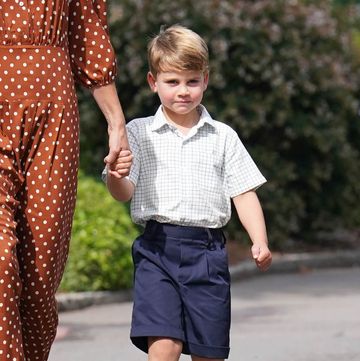 prins louis loopt naar de lambrook school op de eerste schooldag