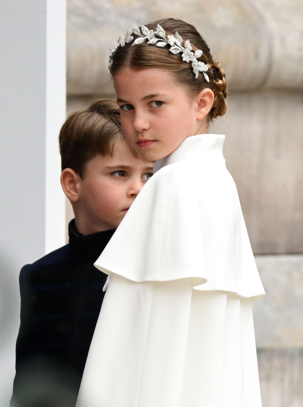 查爾斯三世加冕典禮凱特王妃珍珠耳環、夏綠蒂公主銀色刺繡頭飾由alexander mcqueen打造藏巧思？
