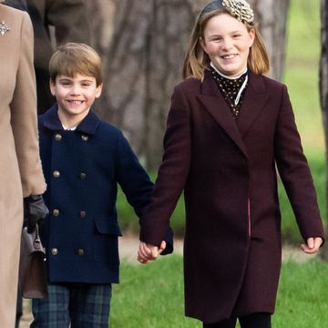 2022年に初めてクリスマス礼拝に参列したルイ王子。今年も家族と教会を訪れた姿がロイヤルファミリーの公式snsなどに投稿されました。﻿そのコメント欄で目立っていたのが、「ルイ王子と手を繋いでいる女の子は誰なの？」という声。