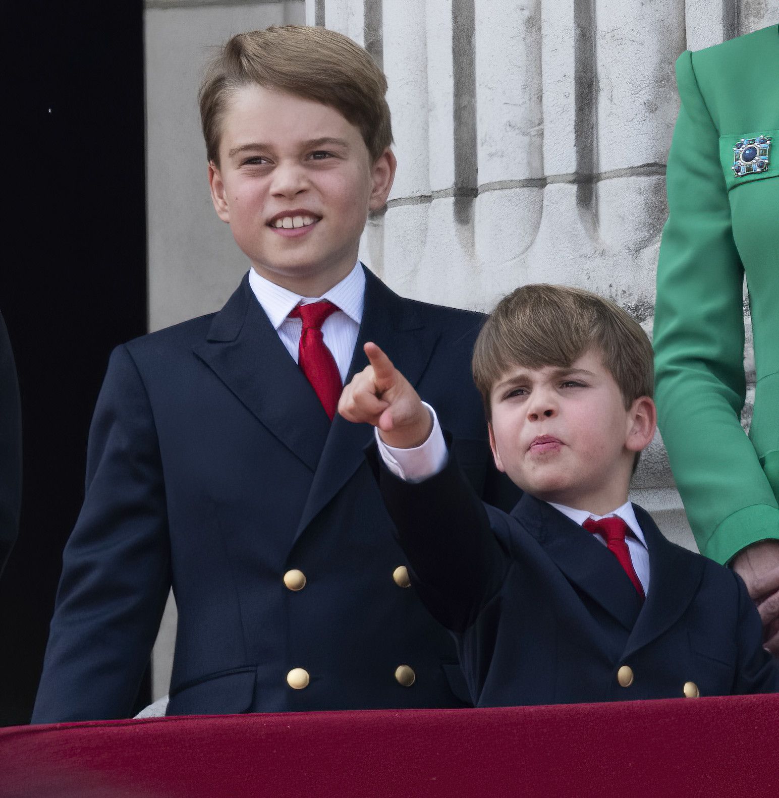 トゥルーピング・ザ・カラー、ルイ王子の服はヘンリー王子への