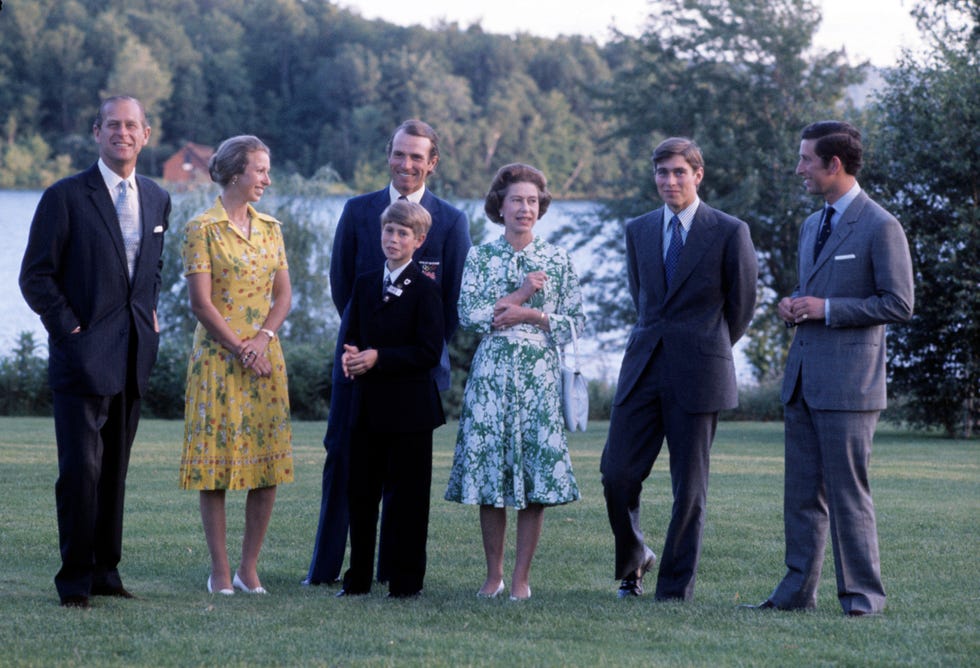 Queen Elizabeth Wearing Florals - 70+ Photos of Queen Elizabeth in ...