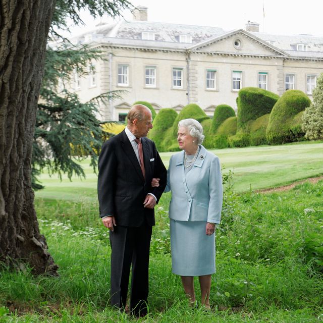 november 2007
the queen and prince philip pose for a
photograph at broadlands, a country estate in
hampshire, england, where they spent part
of their honeymoon in 1947 the palace released
the image to commemorate their diamond 60th
wedding anniversary