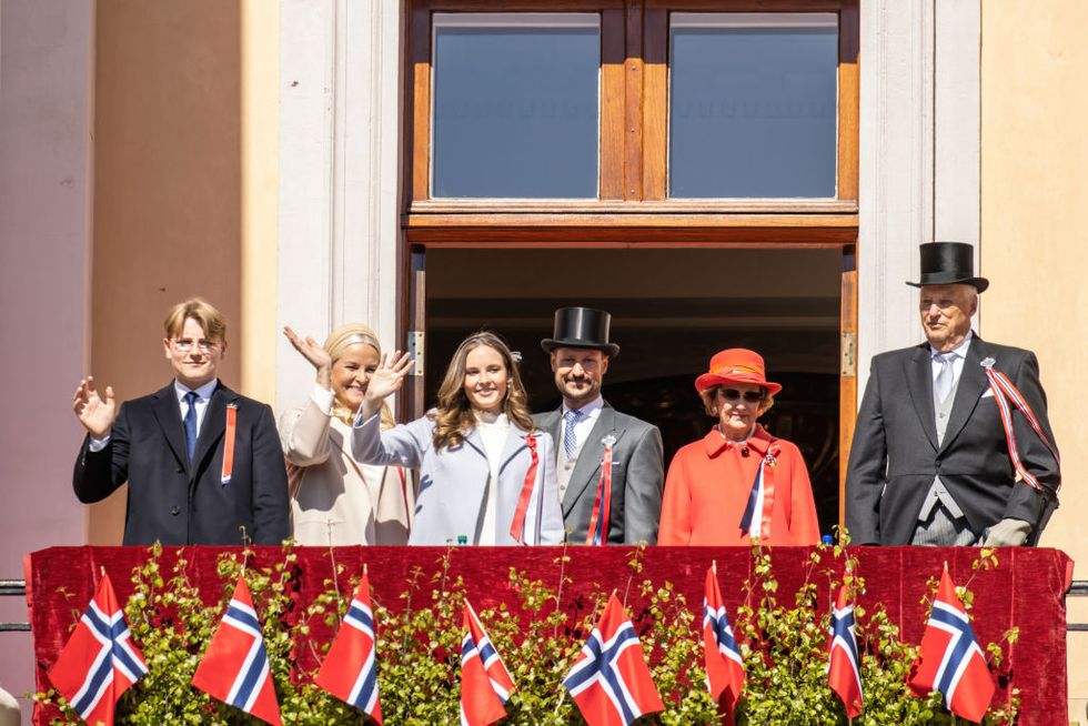 la familia real noruega saluda desde el balcón