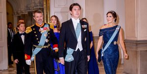 デンマークの首都コペンハーゲンにあるクリスチャンスボー城で10月15日（現地時間）、18歳の誕生日を迎え、成人となったクリスチャン王子を祝福する盛大なガラディナーが開催されました。豪華なドレスとティアラを身に着け、集まったデンマーク王室のメンバーとヨーロッパ各国のロイヤルたちの姿が、写真に収められています。