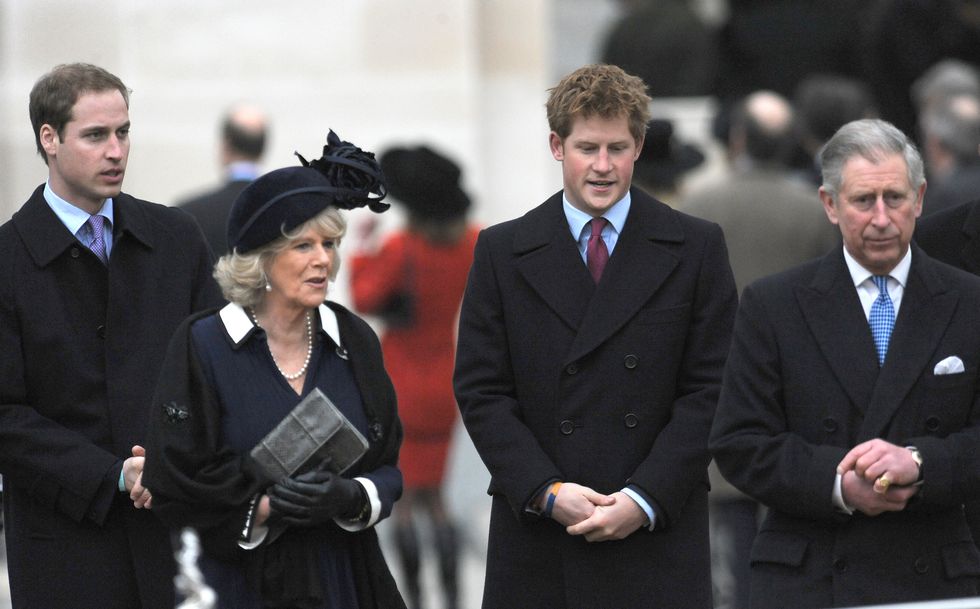 el príncipe con su mujer y sus hijos en un funeral por la reina madre