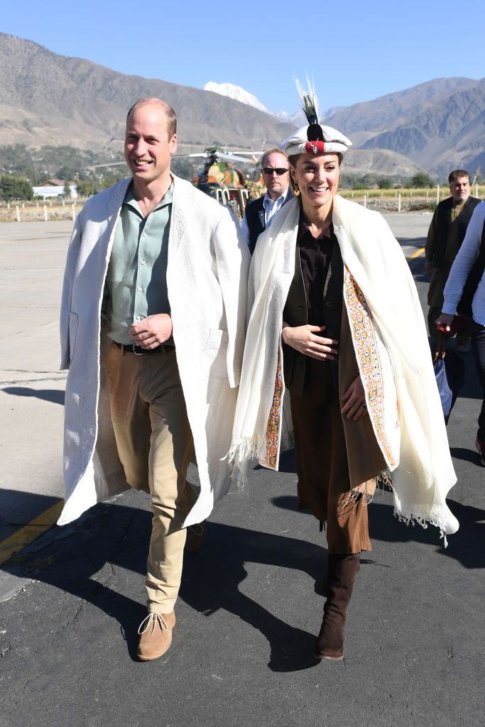 ウィリアム王子とキャサリン妃、パキスタンで民族衣装の羽飾りに挑戦