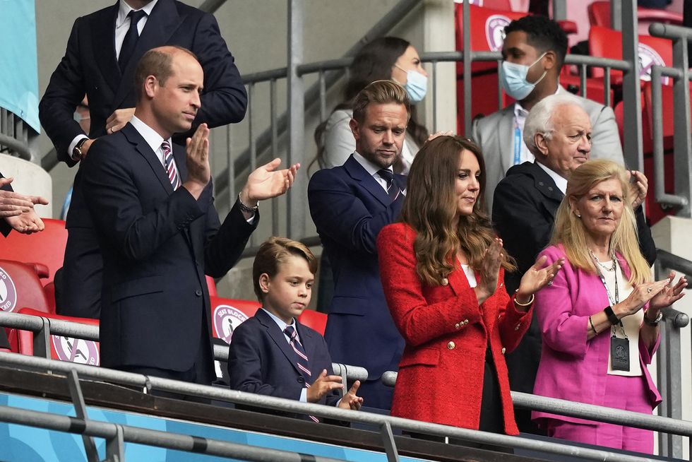 凱特「英格蘭國旗配色」穿搭成歐國盃決賽焦點！威廉王子、喬治王子與凱特的觀賽造型盤點