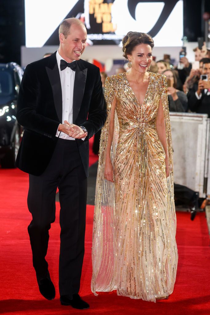 凱特王妃疫情後首度現身紅毯！身著金色亮片刺繡禮服成《007：生死交戰》首映會最美焦點