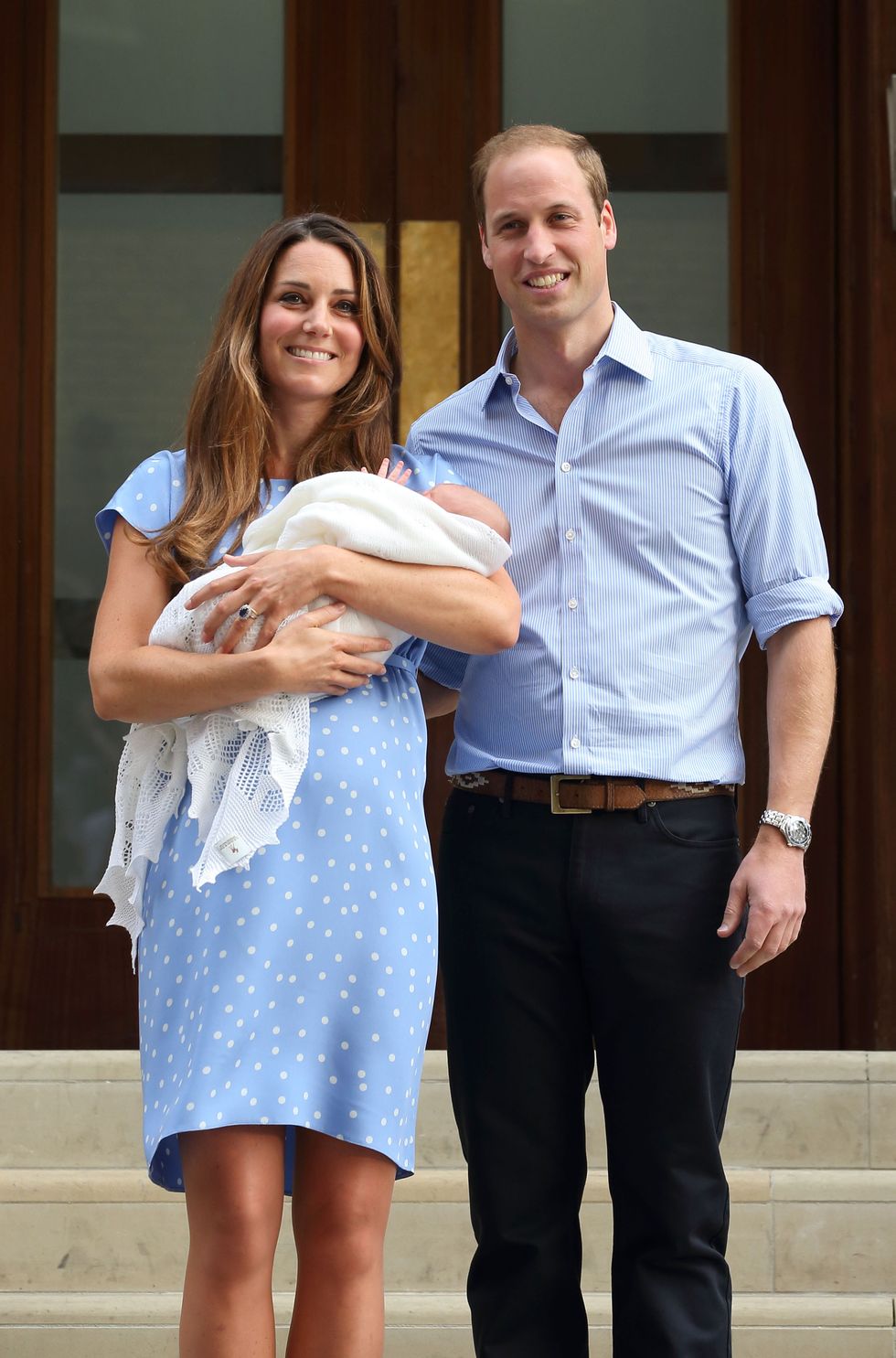 the duke and duchess of cambridge leave the lindo wing with their newborn son