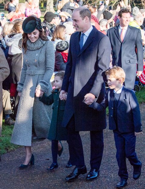 die königliche familie geht am weihnachtstag in die kirche