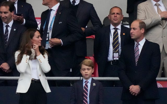 kate middleton's statement red earrings wembley eurosfinal 2020 2021
