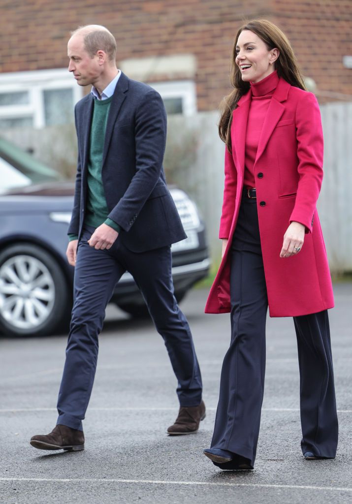 Kate Middleton con look de abrigo y jersey fucsia rebajados