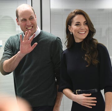 prins william en kate middleton tijdens een bezoek aan merseyside