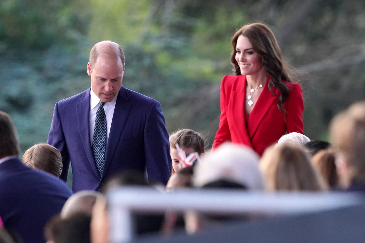 Kate Middleton's Van Cleef & Arpells Magic Alhambra earrings in Mother of  Pearl