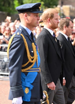 the coffin carrying queen elizabeth ii is transferred from buckingham palace to the palace of westminster