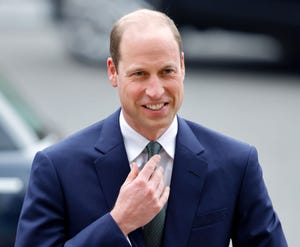 prins william lachend op straat in pak